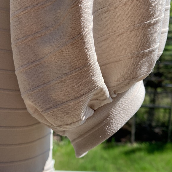 Gorgeous poofy sleeved dress. - Picture 3 of 10